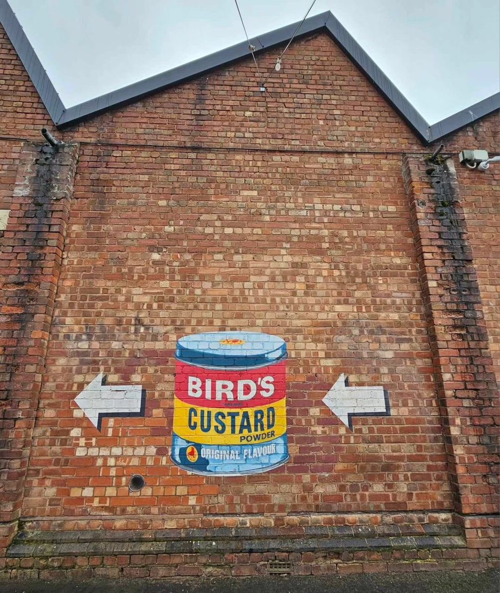 #BrumHour Digbeth is the home to the Custard Factory, which these days has workspace & retail (sadly no custard!). This artwork by @Seven9Signs on the side of Fazeley Studio points the way! @BrumHour Photo credit: globalworrierreturns