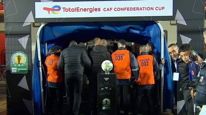 USMAXtra's tweet photo. 🚨 C'est maintenant officiel, le match n'aura pas lieu

L'équipe va quitter le stade et se diriger vers l'aéroport.

#CAFCC 1/2 finale retour #RSBUSMA https://t.co/ETUFJdDH4C