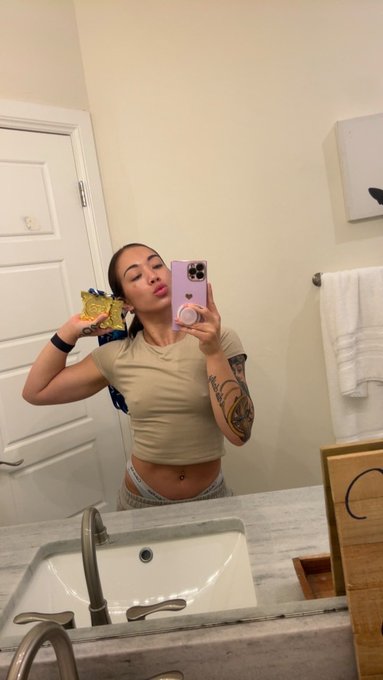 Double gold babyyyy 💛 https://t.co/UZOxJf8gm2
