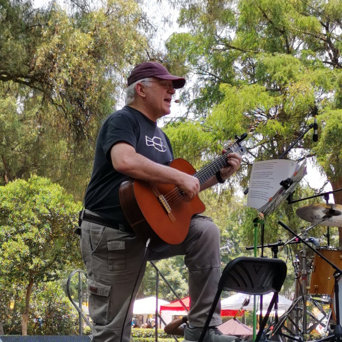 'Ser normal es un poco raro.' -Luis Pescetti en el reVuelo Revoltoso de @AlasyRaices, festival para celebrar a las infancias 🐦