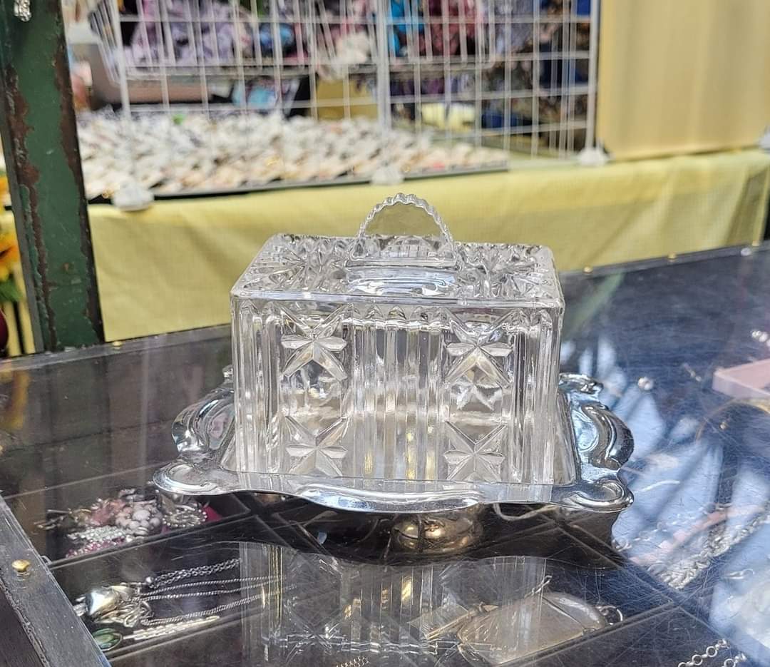 Butter dishes are a very saleable item for Collectable Curios... So a particularly ornate one this evening for those who still prefer their butter from a dish!

info@collectablecurios.co.uk

#ButterDish #ButterCover #GlassButterDish #Collectables #Curios #StGeorgesMarketBelfast