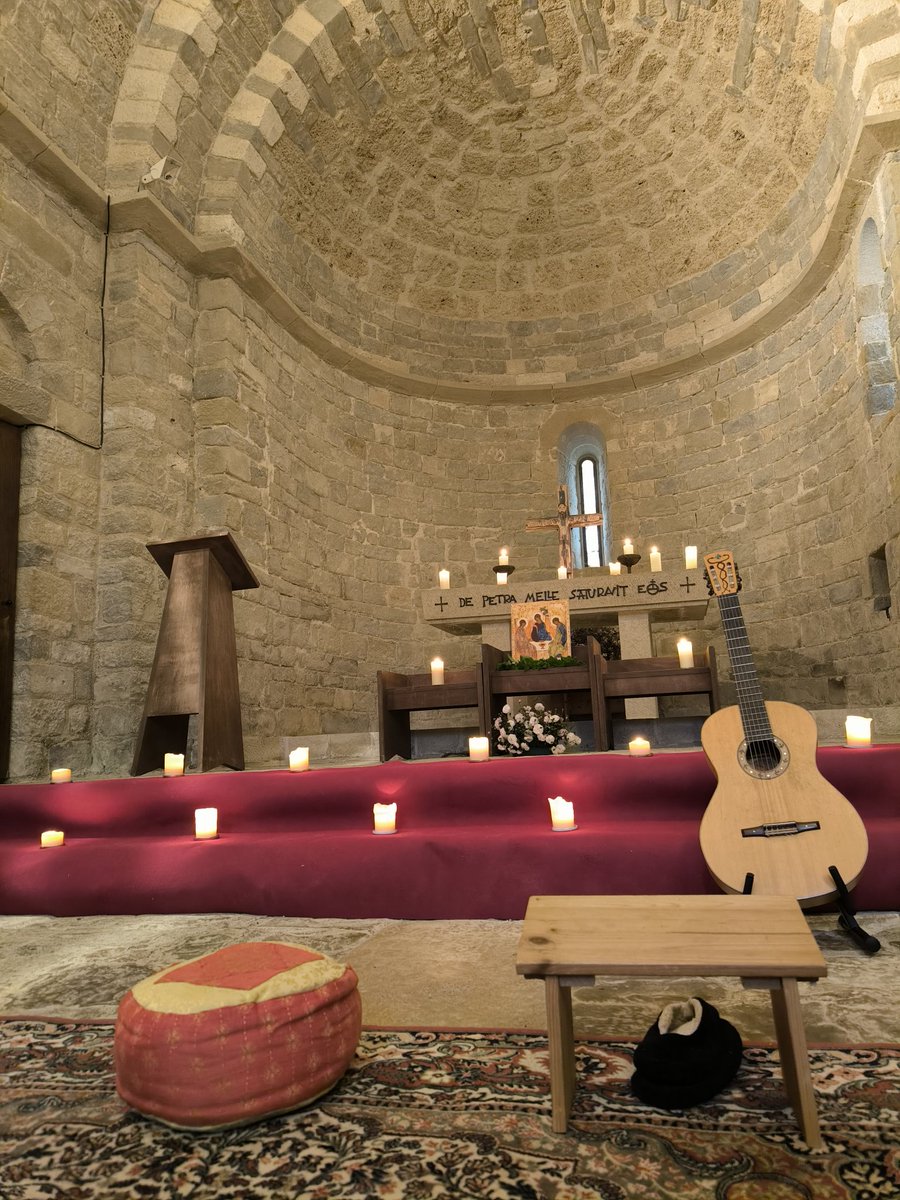 Tardes de diumenge. Església de Sant Pere de Lligordà (la Garrotxa). Pregària contemplativa amb cants de Taizé. 🙏🏼