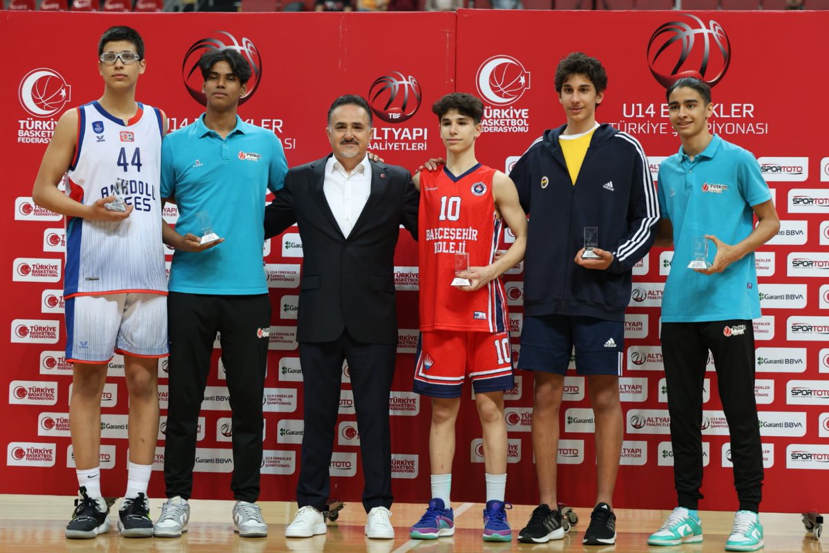 U14 Türkiye Şampiyonası'nı dördüncü olarak tamamlayan takımımızda Demir Aydın, turnuvanın en iyi beşine seçildi! Takımımızı ve oyuncumuz Demir Aydın'ı tebrik ederiz! 👏💛💙