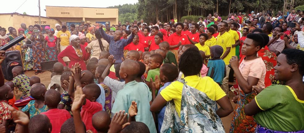 Rurenge@sector@Mayor w'Akarere ka Ngoma Madamu Niyonagira Nathalie yashyikirije ibihembo umurenge wa Rurenge kuko wabaye  uwambere mu  marushanwa y'Umutekano,Isuku n'isukura no kurwanya Imirire mibi n'igwingira ry' abana*

igikombe na Certificat byahawe umurenge wa Rurenge