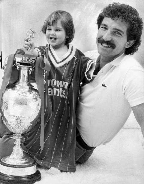 Ulubatlı Souness ağbim kazandığı sayısız kupalardan biri ve oğluyla. 1980ler. #Galatasaray #GraemeSouness