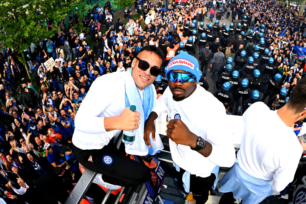 SoyCalcio_'s tweet photo. 🌟🌟🔵 El Inter celebrando el 'Scudetto' por las calles de Milán. https://t.co/ii69NbVDLJ