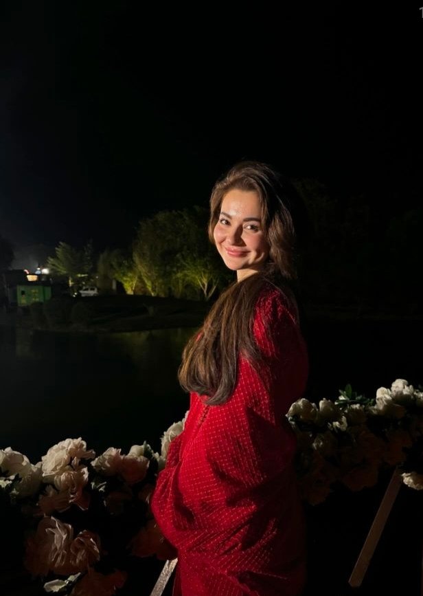 She looks so gorgeous in red sari🤌❤️🔥
MashaAllah 😍
#HaniaAamir