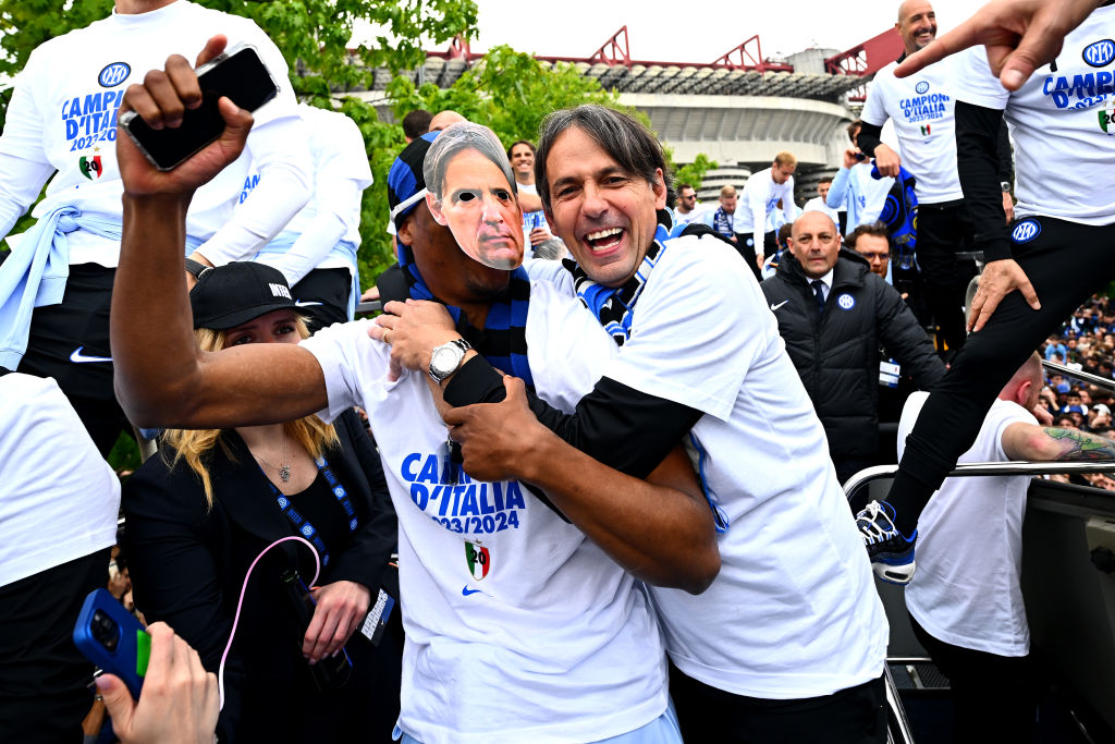 SoyCalcio_'s tweet photo. 🌟🌟🔵 El Inter celebrando el 'Scudetto' por las calles de Milán. https://t.co/ii69NbVDLJ