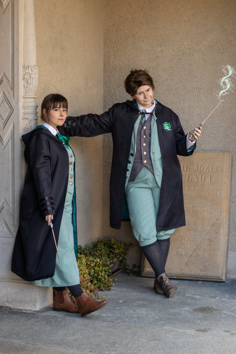 linasakura610's tweet photo. Full group photo PRETTY SOON
and I can't wait to show you our amazing codplay group with 13 students and 1 officer!

Me as #annesallow
@Atramciucosplay  as #sebastiansallow 
From #HogwartsLegacy @HogwartsLegacy 
Costumes made by me

Photo by Runa 
Slytherin patch: Tima https://t.co/Gy1GpWnpmg