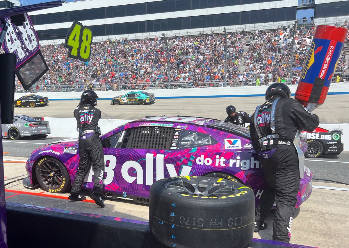Four tires, fuel and an air pressure adjustment for the #Ally48 team under this caution. #NASCAR