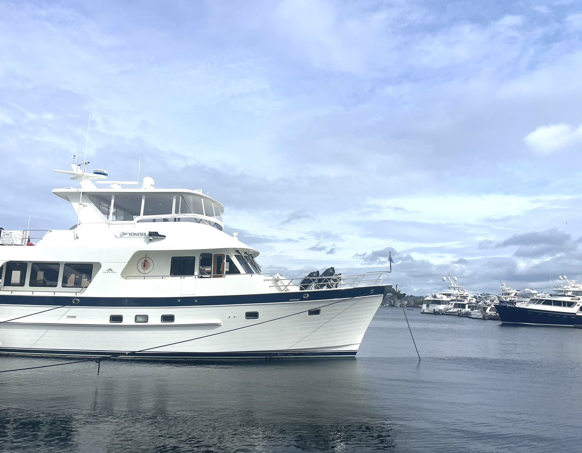 It’s a beautiful day on Lake Union! 🌤️ Come see us at the Boats Afloat Show! #lakeunion #seattle #boatsafloatshow #outerreefyachts #BlueYonder #650motoryacht