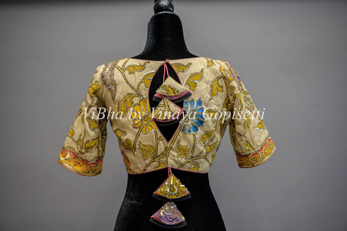 ViBha's Pen Kalamkari Handembroidered Boat Neck Blouse! #ViBha #DesignerVinayaGopisetti #SanJose #kalamkari #vegetableDye #floral #embroidery #vneck #blouse #fashiontrends #sareebeauties #Indian #traditional #sequin #lehenga #festivals #celebration #engagement #wedding #floral