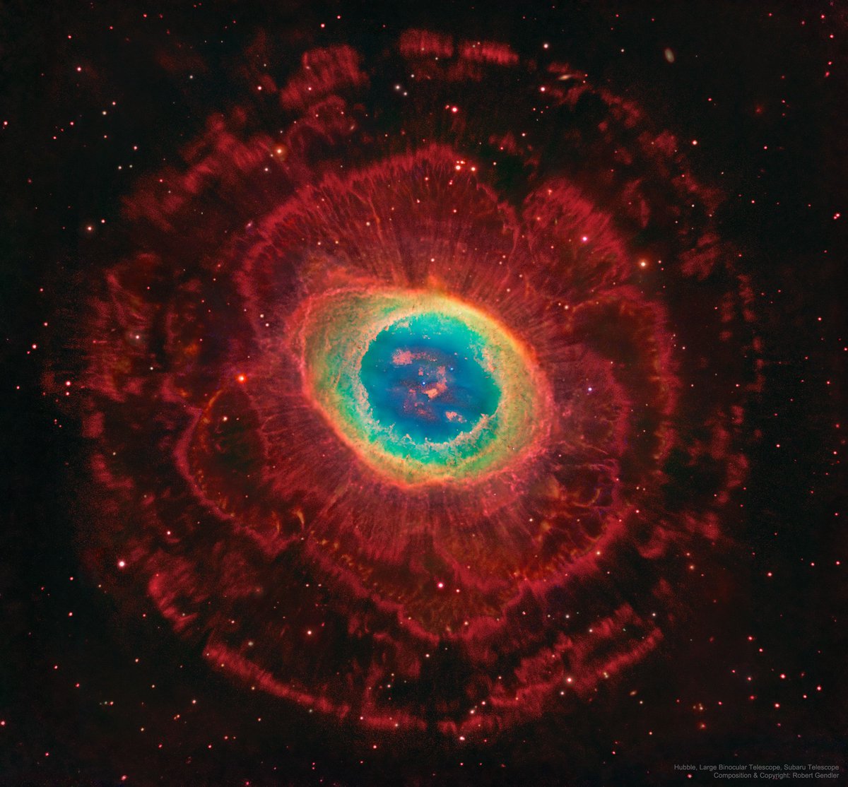 La nebulosa de l'anell està a 2.300 anys llum i mostra com acabarà el nostre sistema solar. Al centre hi ha un mini punt, és un estel al final de la seva vida. Una nana blanca que ha expulsat les capes externes d'hidrògen cap a l'espai tal com farà el Sol d'aquí a milions d'anys.