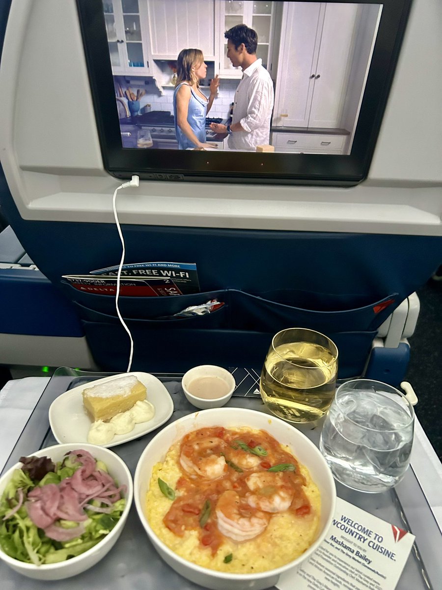 bellebellebeau's tweet photo. #traycheck I never order seafood on planes but these grits were 💯 https://t.co/Mo7gTa69rB