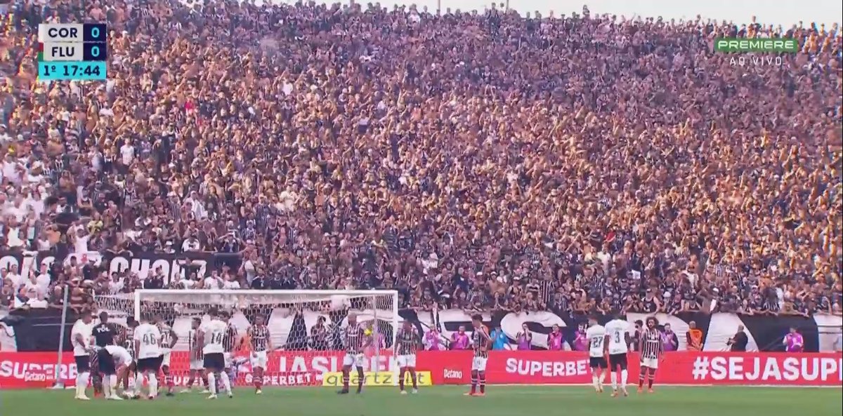 Se colocar essa foto em preto e branco vai parecer aquelas fotos lendárias de quando podia 180.000,00 pessoas em um estádio