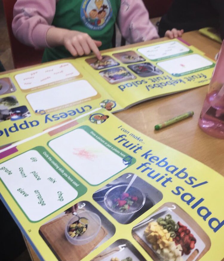 Week Three of Come & Cook with your Child. Children learnt about the importance of ‘eating the rainbow’ with fruit activities. We then cooked fruit muffins and made fruit kebabs 👩🏼‍🍳 Well done all ⭐️ #comeandcookwithyourchild #publichealth @BetsiCadwaladr @NutritionSkills