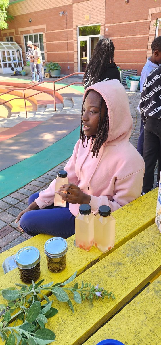 Shout out to the <a href="/APSMAJ_Elem/">M.Agnes Jones Elem.</a> scholars for their continued PBL's around sustainability. At their showcase I learned about organic products made Phys/Chem changes and got some nitro rich soil for my garden. My petunias thank you! @APMAJ_Rutledge  <a href="/LisaColbert10/">Mrs.CStemology</a> <a href="/STEMGeorgia/">STEM/ STEAM Georgia</a>