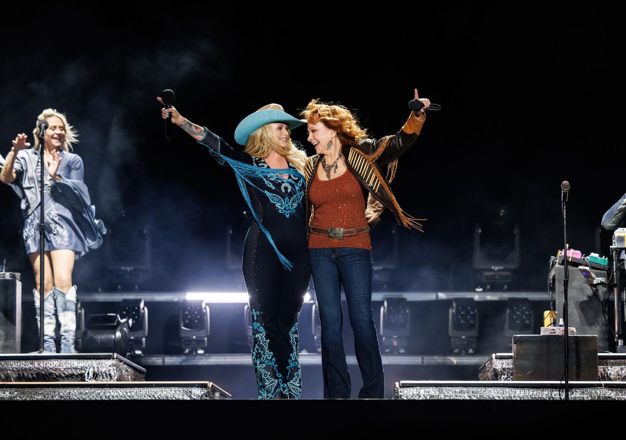 Miranda Lambert on X: ".@Reba at @stagecoach y'all. 🤯🤩Thank you to my  hero and friend for coming out here as my special guest. I'll never forget  it. She brought all the fire