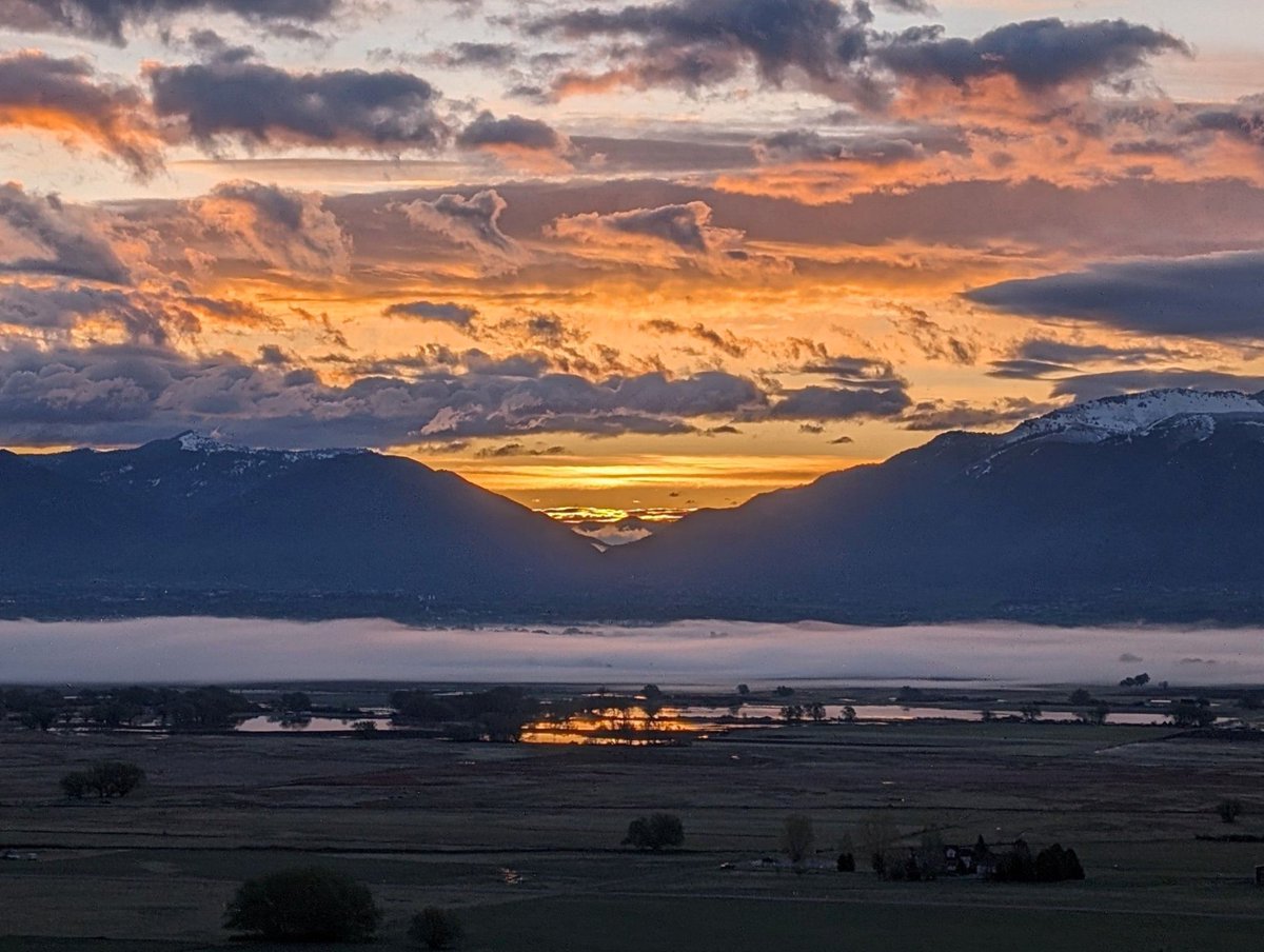 Someone must have set the sky on fire over Cache Valley☁️🔥

📍 : Mendon, Utah 
📸: Chuck Gay via kutv.com/chimein