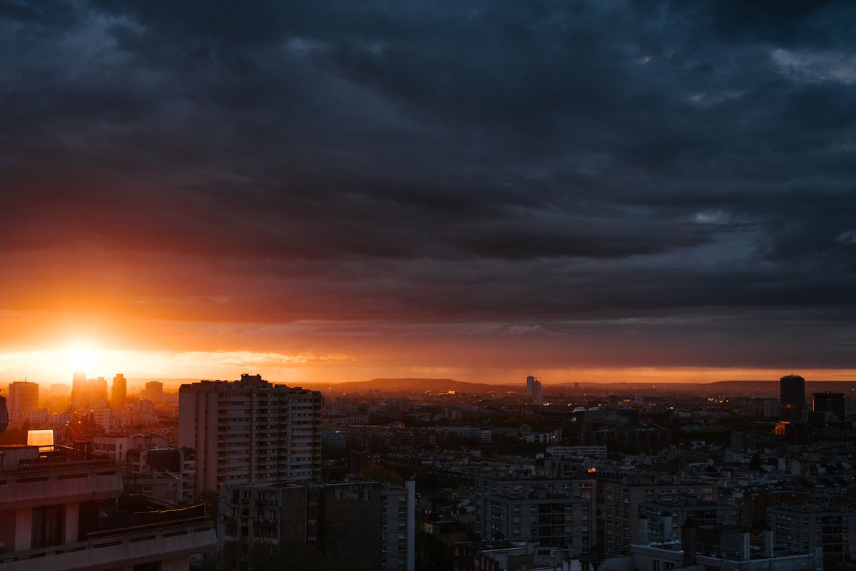20h56 - Vue sur le nord de Paris depuis Les Lilas, Seine Saint Denis. 

#coucherdesoleil #sunset