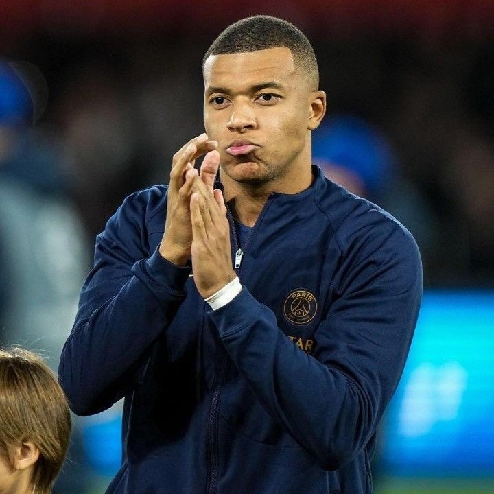 25 yaşındaki Kylian Mbappe'nin koleksiyonu;

🏆🏆🏆🏆🏆🏆🏆 Fransa Ligi
🏆🏆🏆 Fransa Kupası
🏆🏆🏆 Fransa Süper Kupası
🏆🏆 Fransa Lig Kupası
🏆 UEFA Uluslar Ligi
🏆 Dünya Kupası