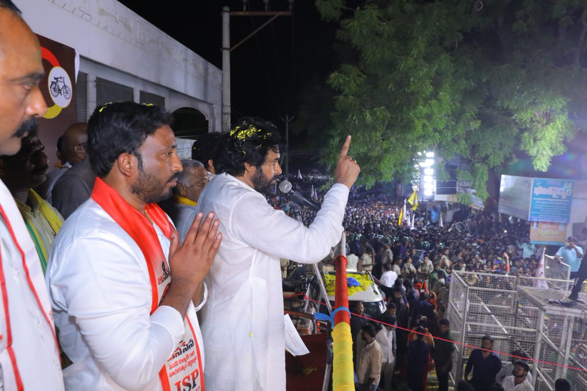 JanaSenaParty's tweet photo. ఏ ఉద్యమం అయినా త్రికరణశుద్ధితో ముందుకు సాగాలి 

కిరాయి మూకలు రైలు తగలబెడితే అమాయకులైన యువత కేసుల్లో ఇరుకున్నారు 

రిజర్వేషన్లు ఇవ్వనని చెప్పిన జగన్ కు కాపు నాయకులు ఎందుకు అండగా నిలబడ్డారో ప్రశ్నించండి

సినిమా నటులు నిజాయతీగా సంపాదించి రాజకీయాలు చేయకూడదా..?

ఇకపై ఖాళీగా ఉన్న జాగాలు, పొలాలు, ఇళ్ళు జగన్ రెడ్డివేనట...!

అత్యంత భయంకరమైన జీవోలను జగన్ తీసుకొస్తున్నాడు 

#VarahiVijayaBheri
#HelloAP_ByeByeYCP👋
#VoteForGlass | #VoteForNDA☝️
#AllianceForABetterFuture✊