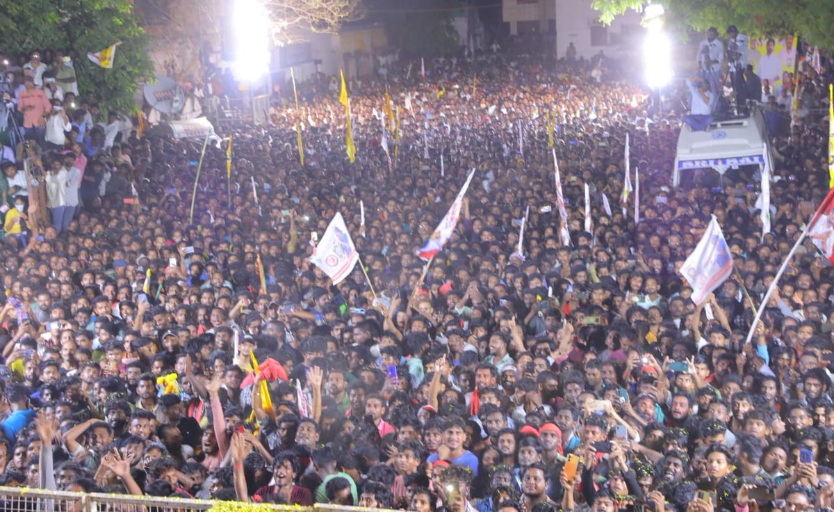JanaSenaParty's tweet photo. ఏ ఉద్యమం అయినా త్రికరణశుద్ధితో ముందుకు సాగాలి 

కిరాయి మూకలు రైలు తగలబెడితే అమాయకులైన యువత కేసుల్లో ఇరుకున్నారు 

రిజర్వేషన్లు ఇవ్వనని చెప్పిన జగన్ కు కాపు నాయకులు ఎందుకు అండగా నిలబడ్డారో ప్రశ్నించండి

సినిమా నటులు నిజాయతీగా సంపాదించి రాజకీయాలు చేయకూడదా..?

ఇకపై ఖాళీగా ఉన్న జాగాలు, పొలాలు, ఇళ్ళు జగన్ రెడ్డివేనట...!

అత్యంత భయంకరమైన జీవోలను జగన్ తీసుకొస్తున్నాడు 

#VarahiVijayaBheri
#HelloAP_ByeByeYCP👋
#VoteForGlass | #VoteForNDA☝️
#AllianceForABetterFuture✊