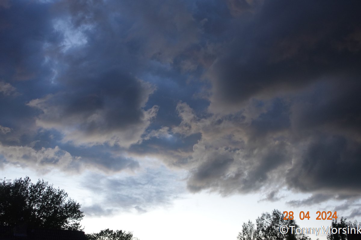 Net voor het scheiden van de markt nog een paar prachtige #wolkenformaties als toegift!! @DeLuttecom @RTVoost @weermanreinier @_weernl @CReppWx @janvissersweer @weeronline @BuienRadarNL @Weerplaza @WilliamHuizinga @Alpenweerman @helgavanleur @floridiancreat1