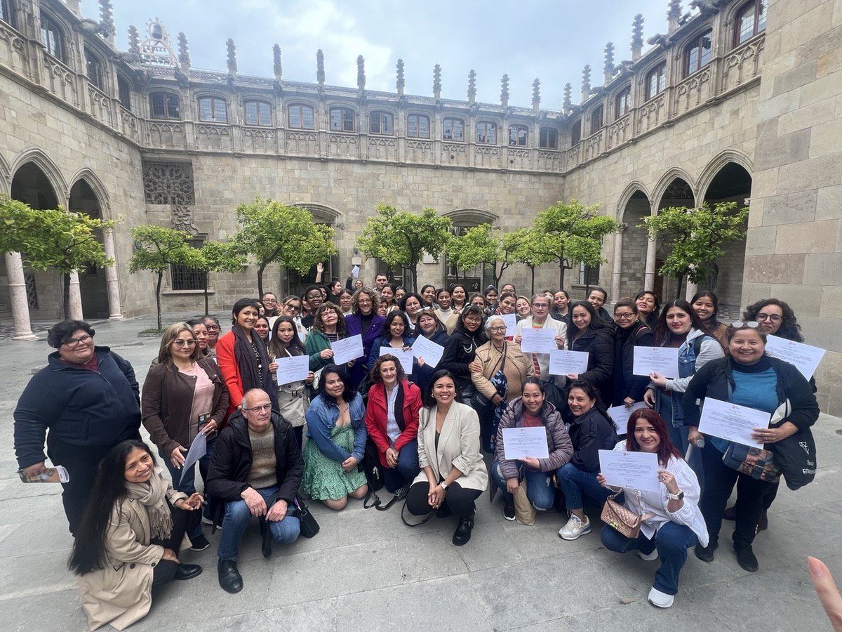 taniaverge's tweet photo. Avui hem visitat el Palau de la Generalitat amb dones que han completat el certificat de formació d’acollida impartida per @CITE_CCOOCat

El curs, específic per a treballadores de la llar i cures, proporciona continguts en drets laborals, entorn i català com a eina d’inclusió https://t.co/J3bZYYhxMm