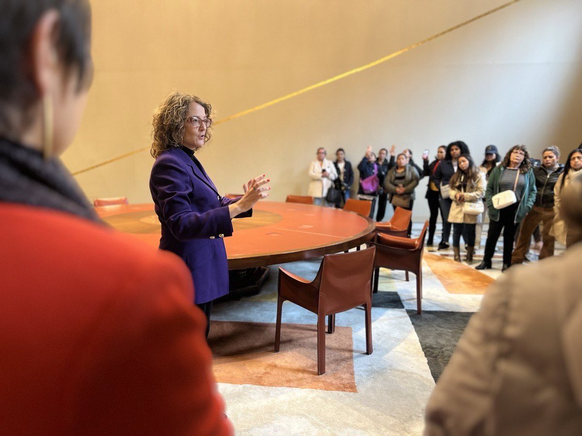 taniaverge's tweet photo. Avui hem visitat el Palau de la Generalitat amb dones que han completat el certificat de formació d’acollida impartida per @CITE_CCOOCat

El curs, específic per a treballadores de la llar i cures, proporciona continguts en drets laborals, entorn i català com a eina d’inclusió https://t.co/J3bZYYhxMm