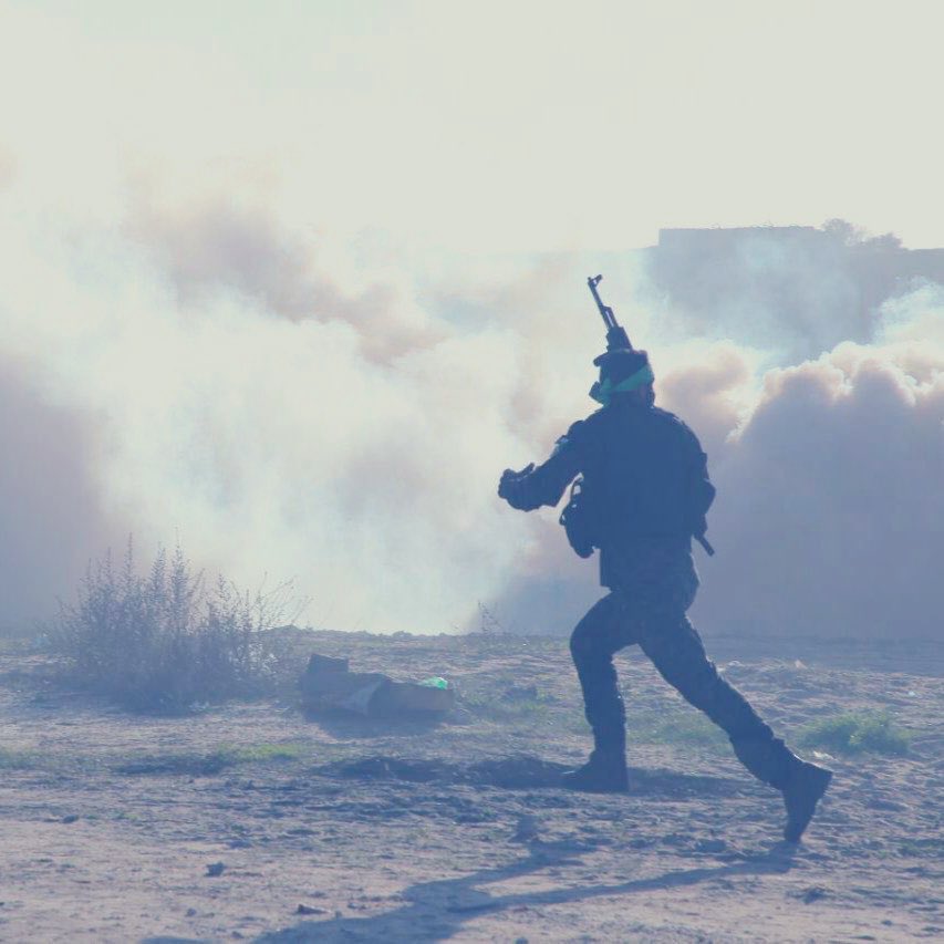 AHORA Brigadas Al-Qassam: “Nuestros muyahidines atrajeron a una fuerza sionista y la colocaron en una emboscada con minas utilizando artefactos explosivos y cohetes “F16” que fueron disparados contra civiles pero que no explotaron en la calle Al-Sikka en el área de Al-Mughraqa en…