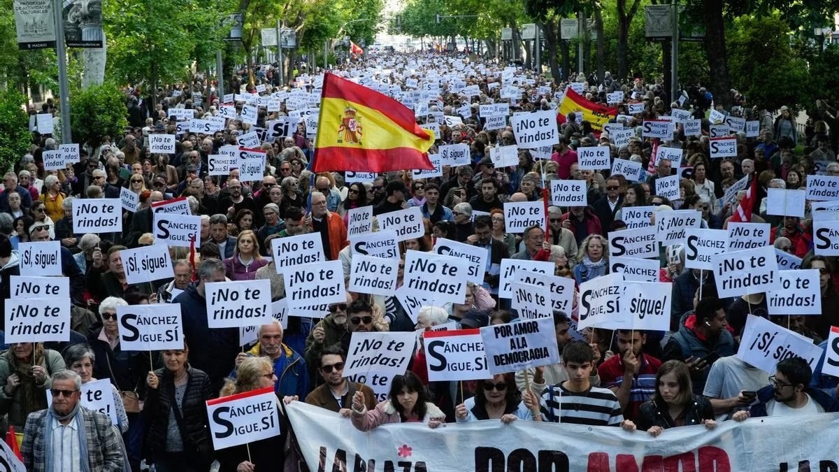 Hoy, una manifestación ha recorrido el trecho entre la ronda de Atocha y el Congreso de los diputados sin apena hacer ruido, en defensa de la democracia, pidiendo a Sánchez que no se rinda.