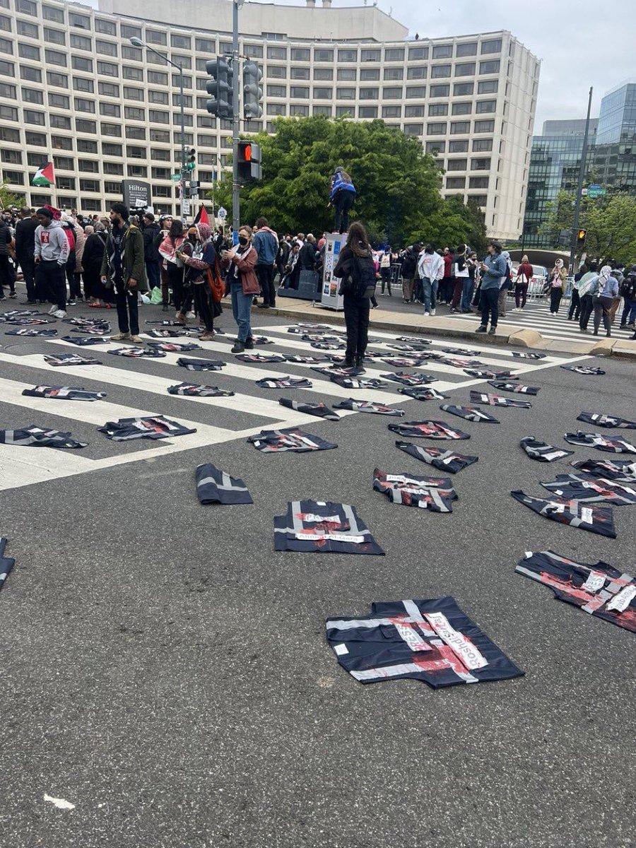 this is the protest guests had to walk thru to get to the correspondents dinner. there was also a petition signed by 700 Palestinian journalists begging their American counterparts to boycott. they ended the night fêting an IDF reservist for “outstanding white house coverage.”