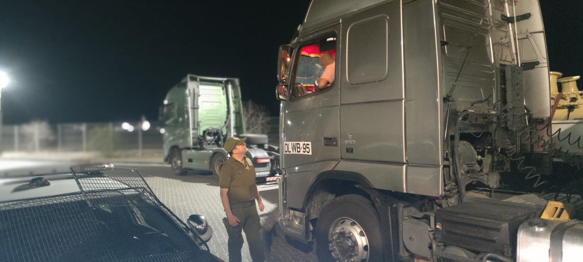 Cumpliendo compromisos adoptados, se realizan fiscalizaciones y entrevistas a camioneros que transitan por las rutas del Tamarugal. ¡Seguridad vial es responsabilidad de todos! #CarabinerosDeTodos