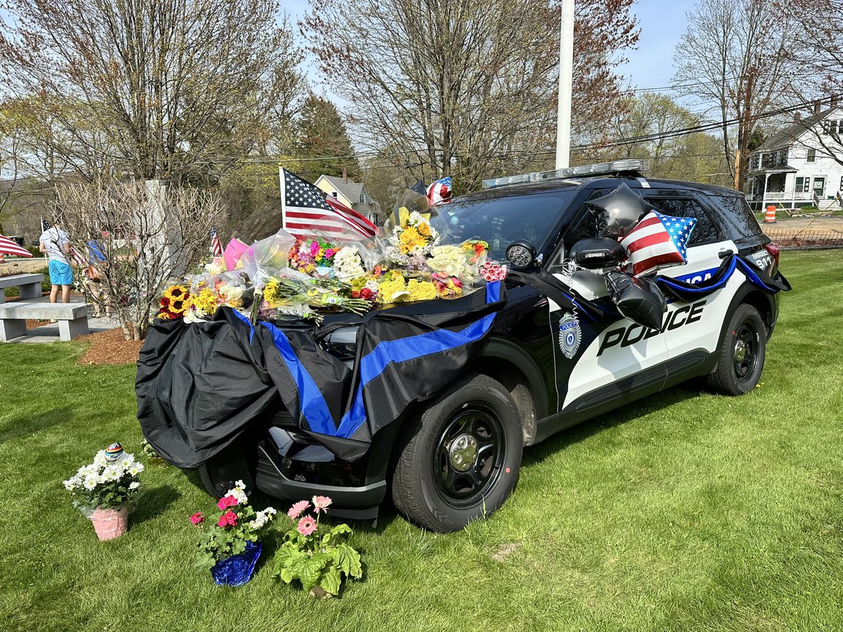 The memorial in front of Billerica town hall is growing. Sgt. Ian Taylor touched so many lives in so many ways. @BillericaPD @TownofBillerica