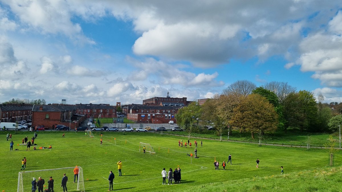 Scenes of Oxford Grove JFC on Saturday morning! Just glorious! 😎🌞

#grassrootsfootball #football #weareoxfordgrovejfc

@LancashireFA @OfficialBBDFL @BoltonFM @TheBoltonNews