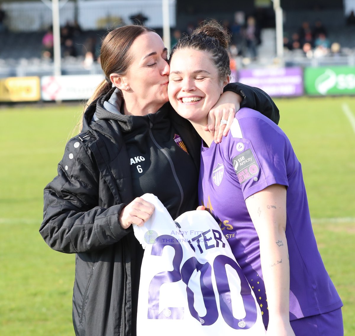 Yesterday was a very special day for @WexfordFCWomen player @ciararossy as she played her 200th game for the youths, presented here with her jersey from club legend @Murphy10Kylie. 📸 @fitzer_andy