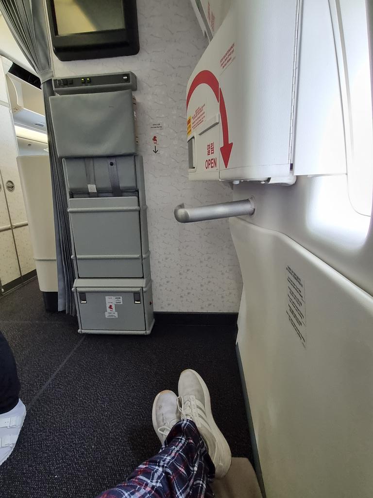 If you have to fly in coach class, try to wrangle your way into the first row. Looks at all this legroom! 

And you don't have to bother your seat mates to go to the bathroom 

#fly #flying #windowseat #windowview #travel #vacation #flyhigh #legroom #bestseatinthehouse
#coach