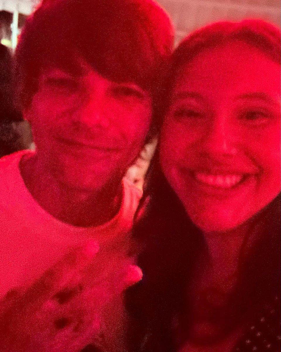 Louis in pictures with a fan in LA last night! 📸: haleyann__13 / annamariearias