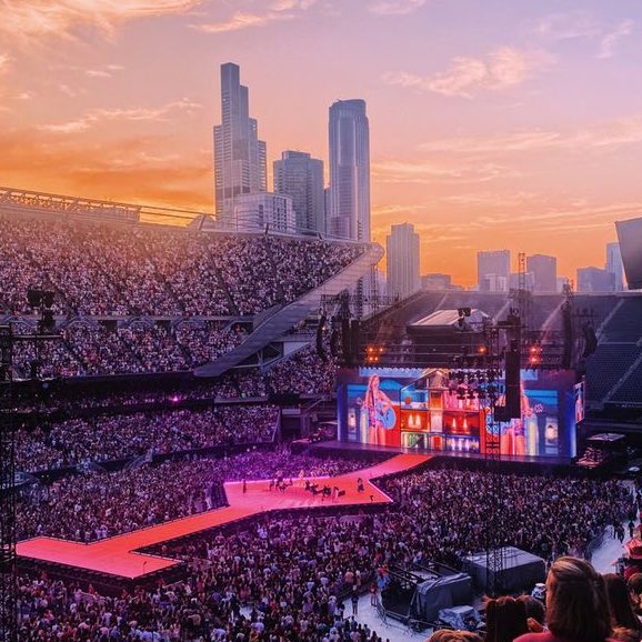 soitgoesjustine's tweet photo. i’ve waited YEARS to see taylor live, so many european swifties did. taylor is about to tour in so many countries she’s never been to before, oh, she’s gonna be so loved, it’s gonna be so amazing and so special for so many of us. the eras tour europe you’re gonna be iconic! https://t.co/6hykJTYZVI