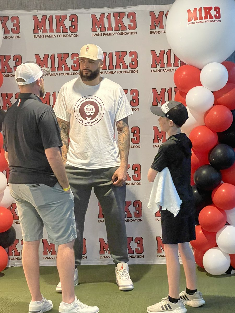 What a night at the @MikeEvansFamil1 event! Easton was thrilled to meet @MikeEvans13_ and get some golf swings in … great event! @RSwope25 @CoachGaryBlair