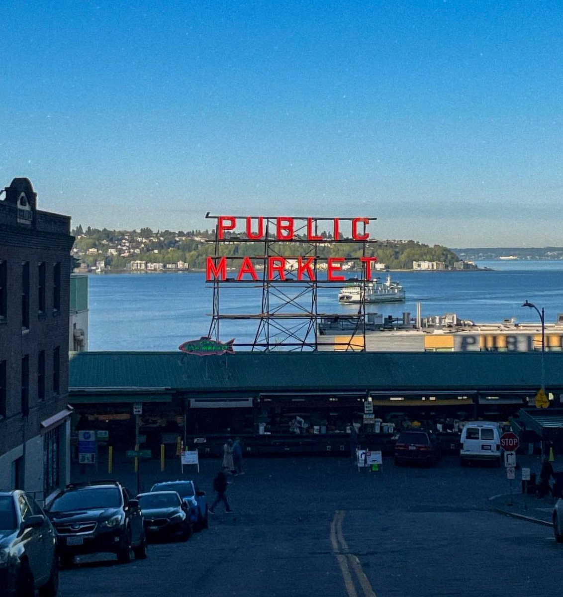 Today kicks off National Small Business Week! #PikePlaceMarket is a collection of 500 small businesses and entrepreneurs pursuing their dreams. 

Learn more about all the businesses that call the Market home 👉 pikeplacemarket.org/about-pike-pla…

📸: buffet_girl 

#smallbusinesssupport