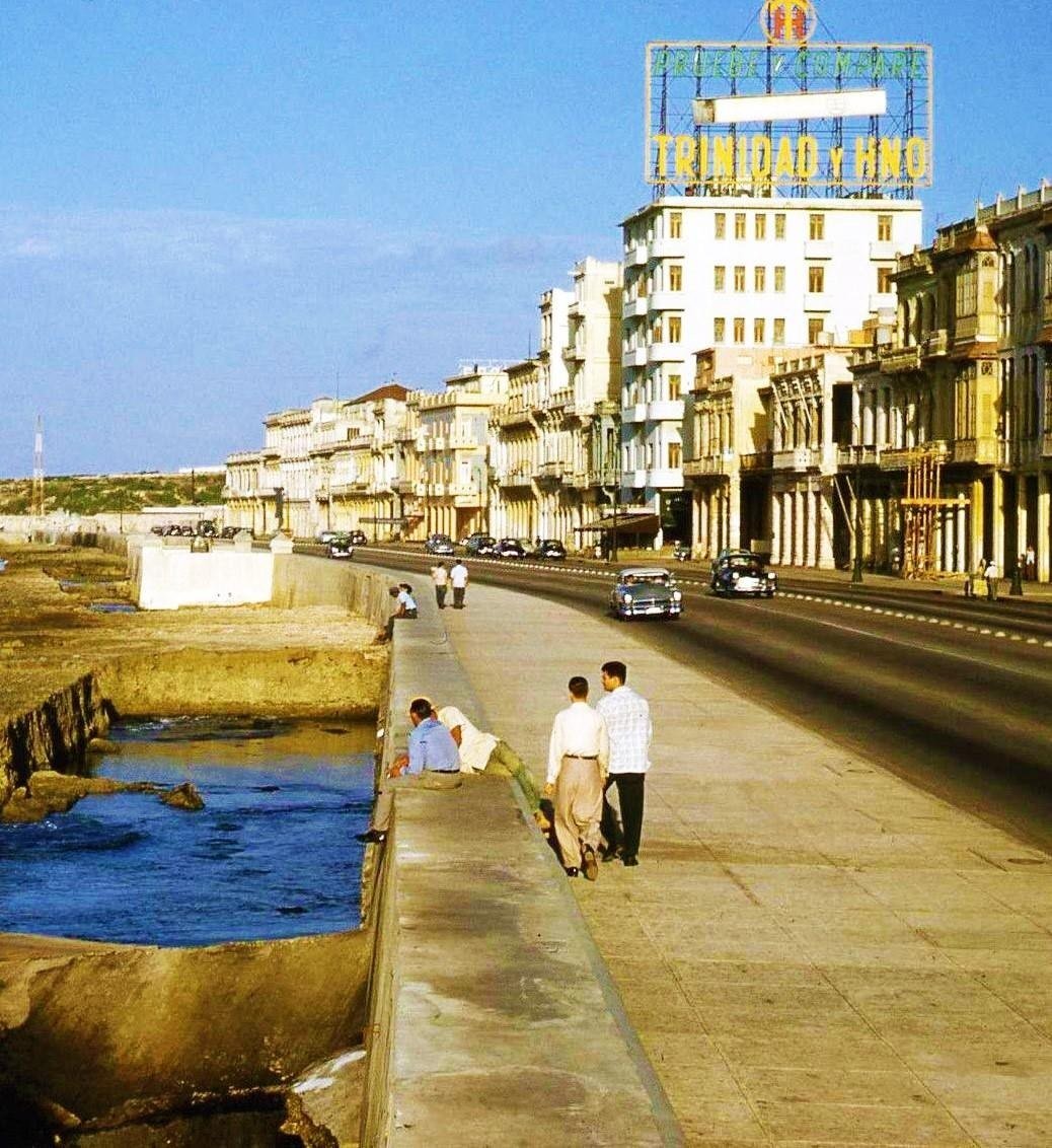 #EstampasDeMiCuba - La Cuba que destruyeron. Otra selección de imágenes de lo que un día fue un país. El Malecón habanero con un cartel lumínico de Trinidad y Hno.