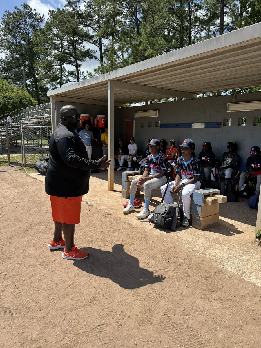 Big thanks to Marquis Grissom and @EWU_Athletics Head Coach @CoachJohnson_44 for speaking to our Scout team before workouts today!