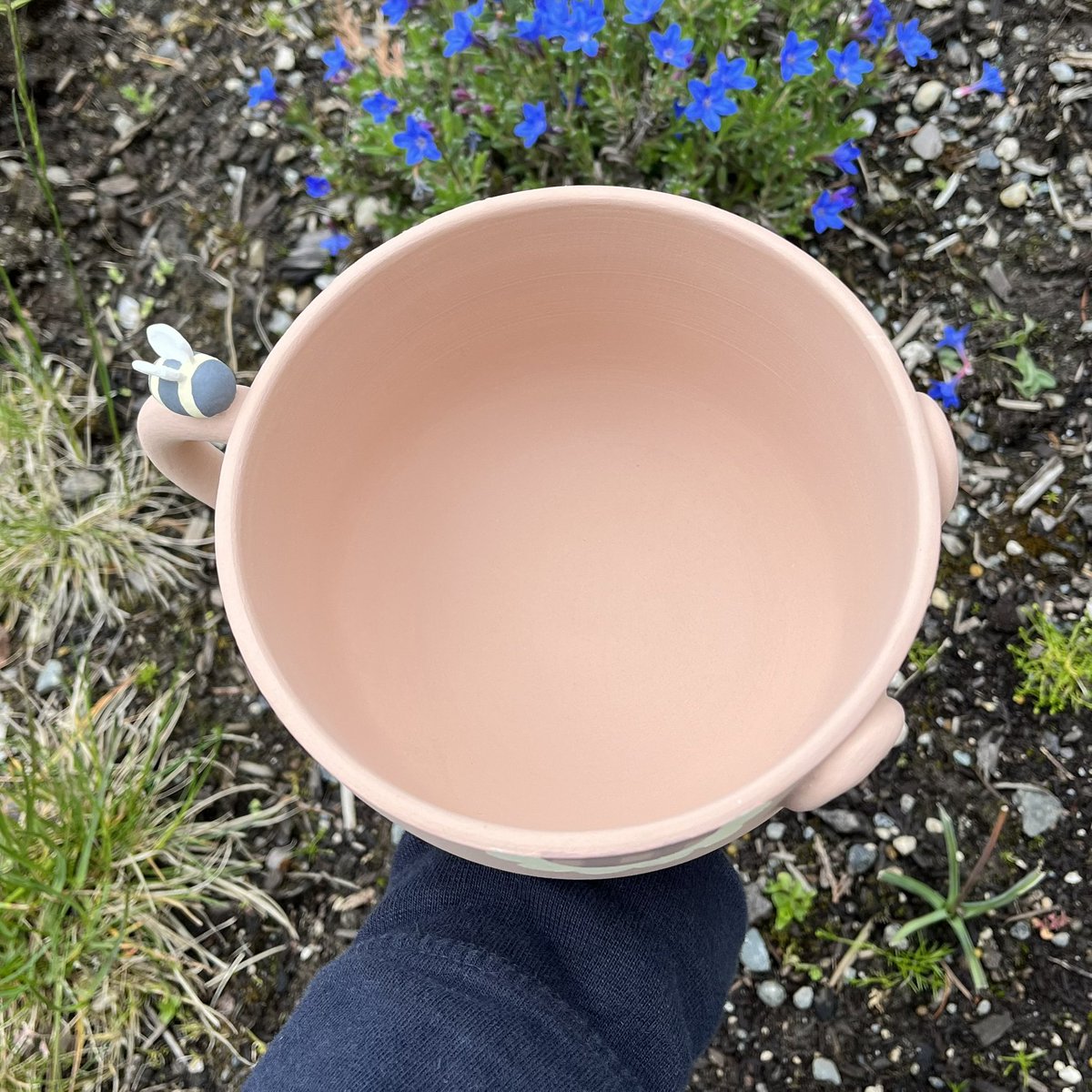 isopaws_studio's tweet photo. My Bears and Bees ready to go into Bisque Fire! 💕 2 of them- 🥹

#pottery #ceramics #bears #bumblebee https://t.co/LYeHsnoDzu