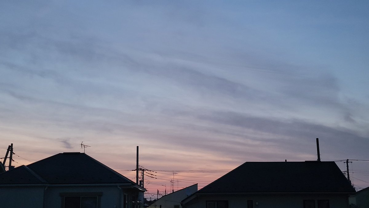 おはようございます　.｡*･ﾟﾟ🌱*･ﾟﾟ

　　　4月29日　　月曜日　

東だけ薄曇りの朝
風もありませんょ

#イマソラ #いまそら #祈り🥀 
#キリトリセカイ #空がある風景 
#ウォーキング #朝活 
　　　　　　　　　🚶‍♀️。｡。🐾⌒♪︎