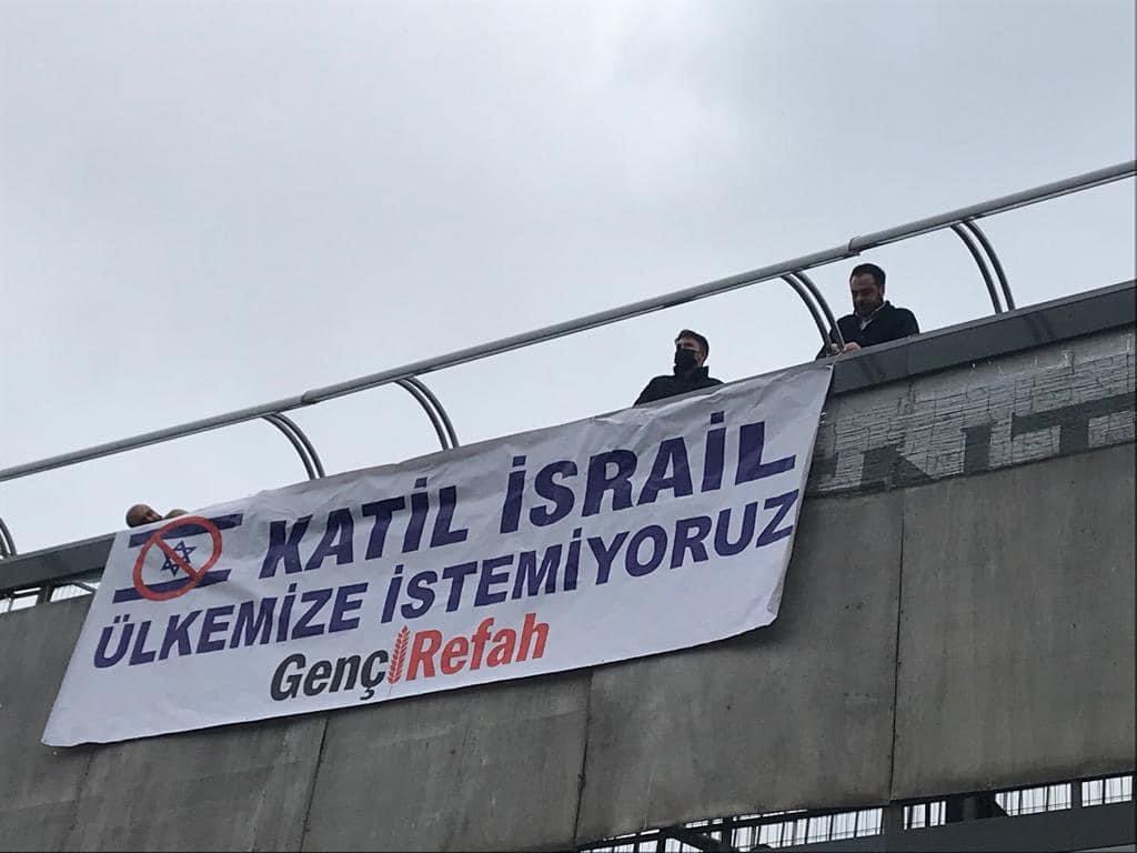 Troller iyi bakın.. Sizin israili alkışladığınız zaman maaşlarınız hesaplarlarınıza yatarken biz yine katilleri protesto ediyorduk.