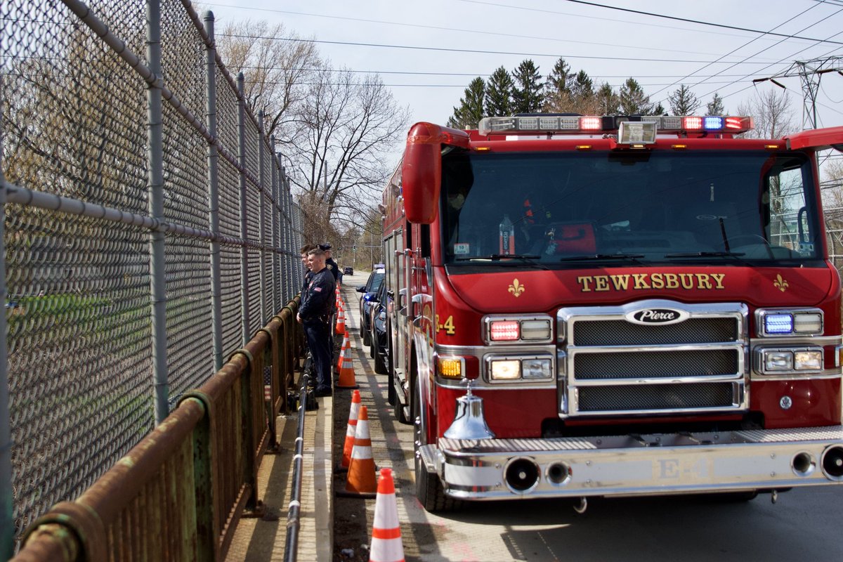 ValleyRelief1's tweet photo. Tewksbury Fire  and Tewksbury Police stood on the North street over pass to pay their respects as Billerica Officer Taylor’s procession passed under 495 @TewksburyPD  @TewksburyFire https://t.co/F8pseDBvOa