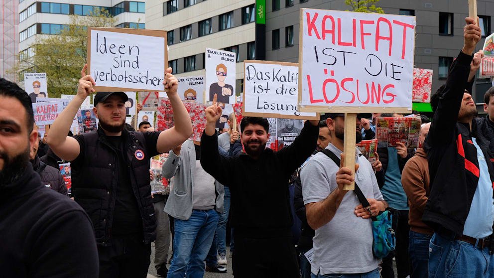 #Kalifat bedeutet Entrechtung, Terror und Diktatur. Solche Extremisten sind der Grund, warum Millionen Menschen in Ihren Heimatländern nicht leben können und fliehen. Sie repräsentieren Hass und Intoleranz. Sie sind #Nazis auf Ihre Art und so sollten sie auch behandelt werden!