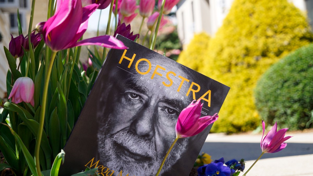 The tulips aren't the only thing blooming on campus. 🌷 The all-new Hofstra Magazine: Spring 2024 edition is available now! 🦁 Find a copy anywhere on campus, or read the digital version here: magazine.hofstra.edu/magazine/sprin…